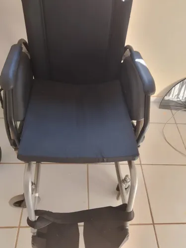 Vende-se uma cadeira de rodas e uma de banho.