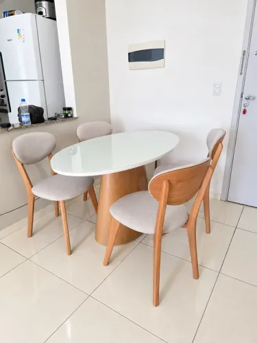 Mesa de Jantar Oval 1,40x0,80 com Vidro e Base Cônica sob encomenda