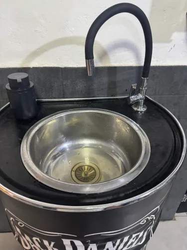 Pia artesanal feita com cuba inox e bica flexível