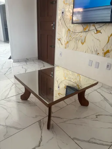 Mesa de Centro R$450 para Sala em Madeira com Tampo Espelhado