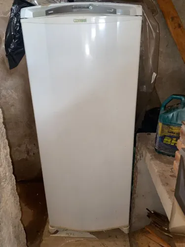 Geladeira Brastemp fross Free 297 litros .SO ESTA SUJA FUNCIONA TUDO GELA MUITO!!!