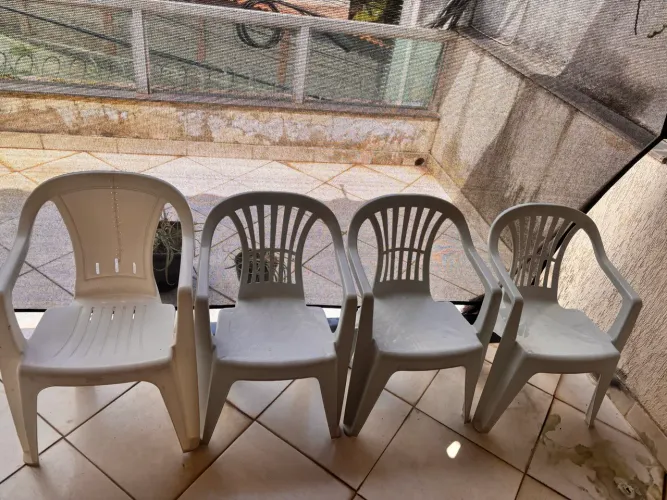 4 Cadeiras de plástico com braço