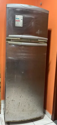Vendo Geladeira com defeito