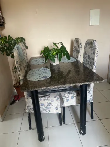 Vende mesa de mármore com 4 cadeiras
