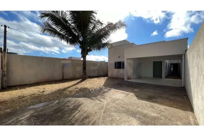 Casa bem conservada com amplo quintal no 1º distrito de Ji-Paraná/RO