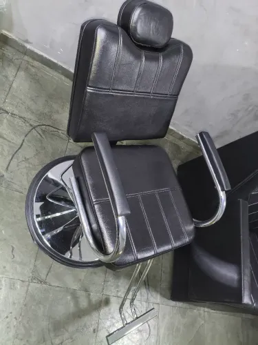 CADEIRA E LAVATÓRIO
