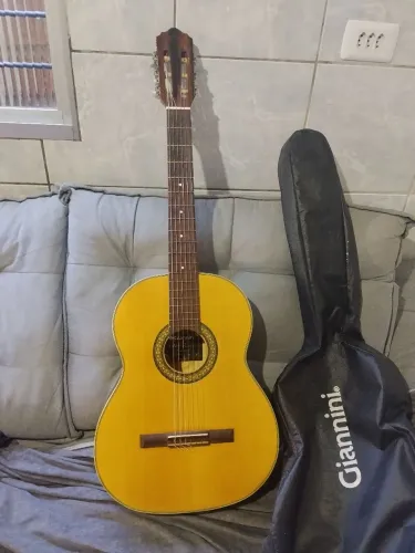 Vendo violão Giannini 300 reais aceito cartão também.