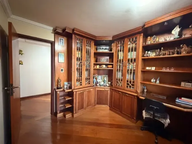 BIBLIOTECA / HOME OFFICE PLANEJADO EM MADEIRA MACIÇA