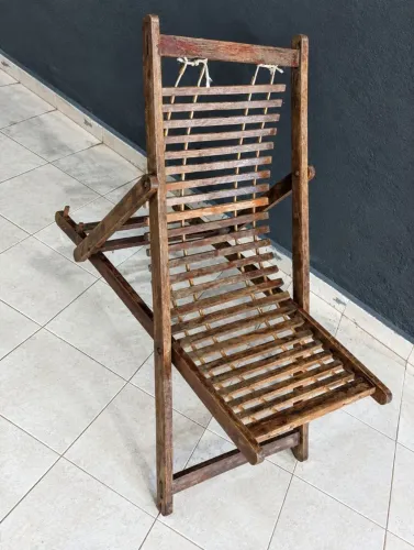 Cadeira para restauração madeira maciça, peças relativamente rústicas,.