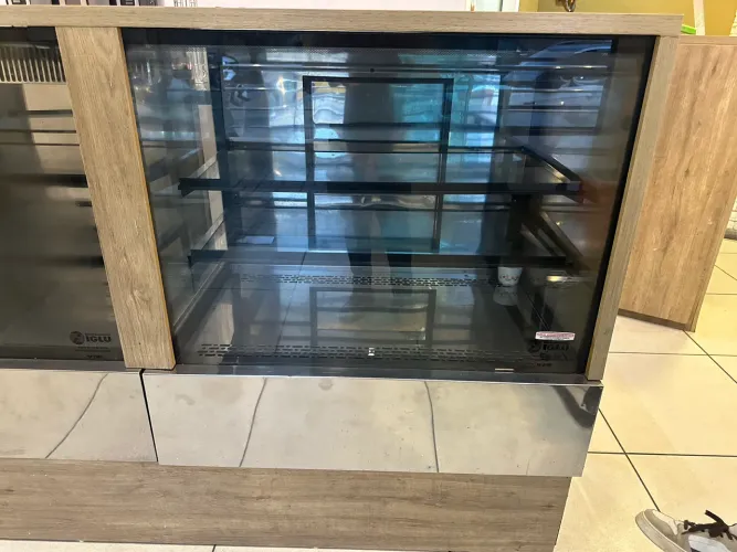 Balcão expositor de salgados e bolo inglu