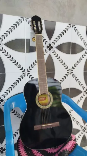 Vende-se esse violão interessados só chamar
