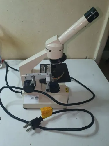 Microscópio tamanho medio