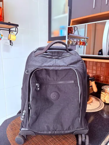 Mochila kipling semi nova de rodinhas perfeita