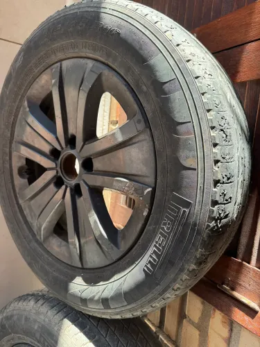 VENDO RODAS ARO 16 COM PNEUS FIAT TORO