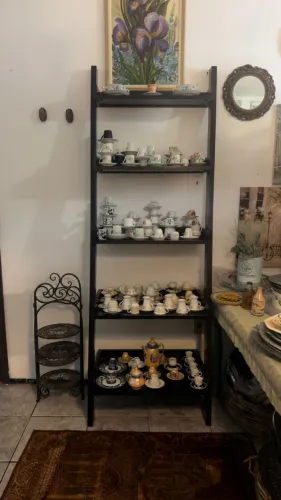 Estante Expositora em Madeira (Estilo Étagère)