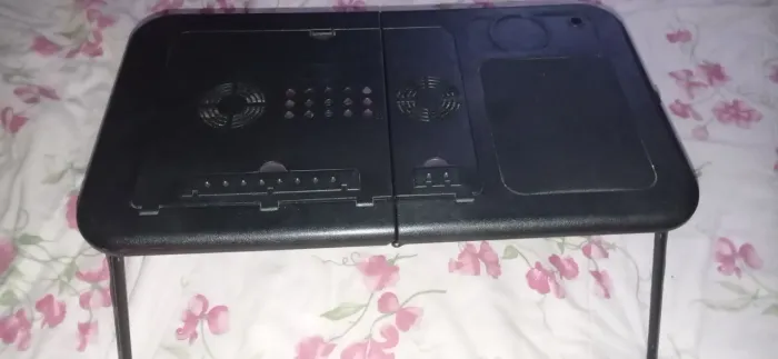 Mesa para notebook dobrável pouco usada