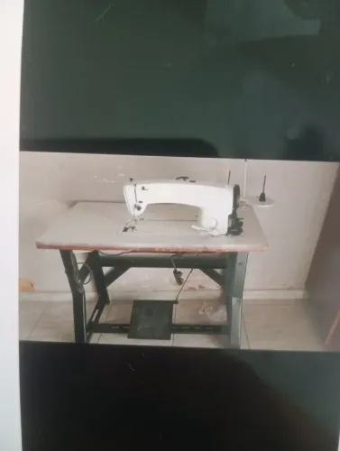 Máquina de costura reta