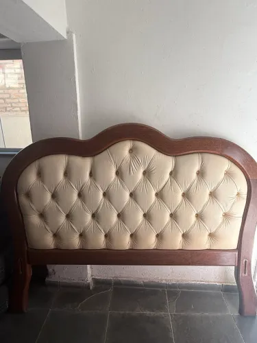 Cama de capitonê sucupira da Luciana Móveis 