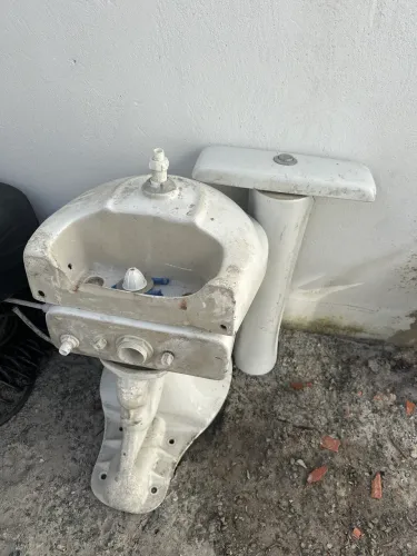 Vaso sanitário com caixa acoplada e pia