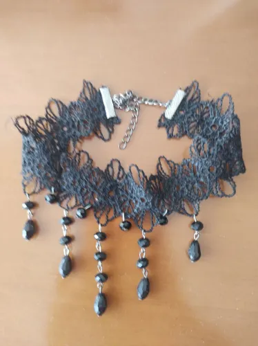 Coleira de renda preta com pingente