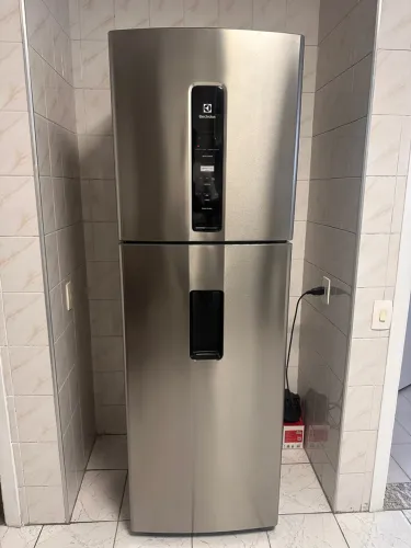 Geladeira Electrolux Inox Inverter Frost Free - Impecável
