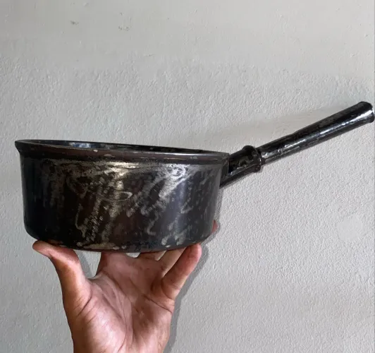 Panela de ferro antiga com cabo 
