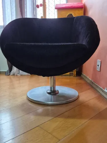 Venda de oportunidade. Vendo poltrona giratória estofada e altamente confortável