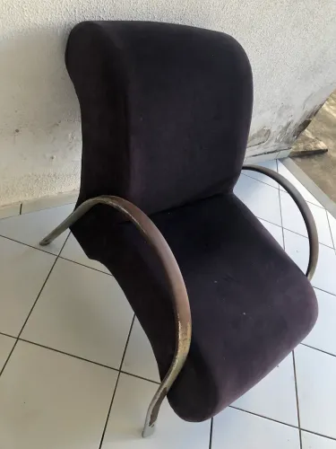 Vendo poltrona, está precisando de pintura . Valor: 70 (98) 9 *