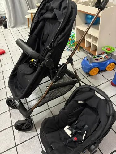 Carrinho de bebê moises com bebê conforto 