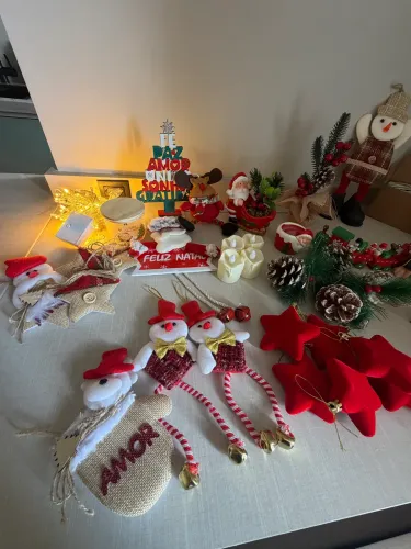 Árvore de Natal e enfeites diversos