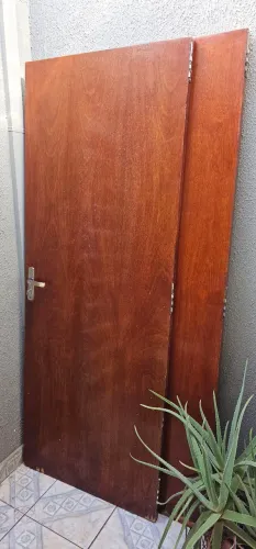 Porta de madeira com fechaduras 