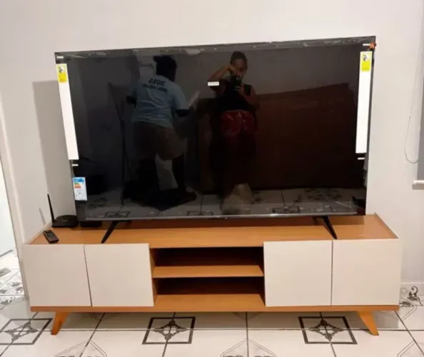 Rack para TV com Design Moderno pés em madeira 