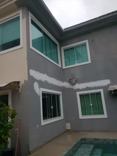 Pintura externa com tinta umburrachada e massa acrílica.