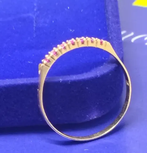 Anel Meia Aliança Rubi 0.7 mm Ouro 18 Kilates Peso 1.10 Gramas