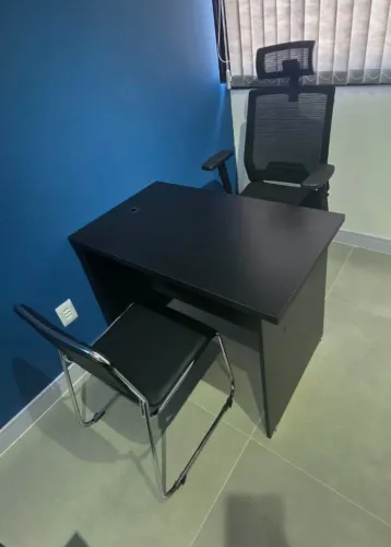 MESA E CADEIRAS DE ESCRITÓRIO EM NITERÓI