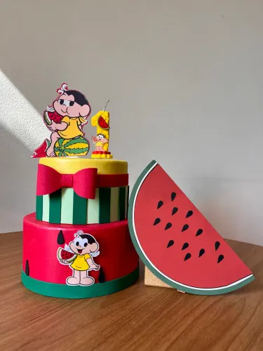Artigo de festa da Magali | Bolo fake + vela de 1 ano + totem + melancia