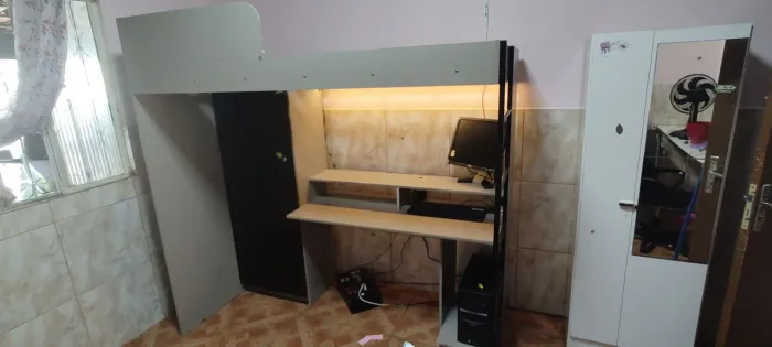 Cama com escrivania e roupeiro