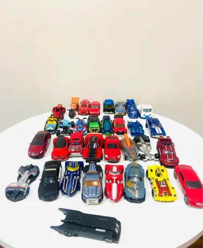 Lote 33 carrinhos hot wheels maioria RARO escala 1:64 incluso um carro icônico do batman