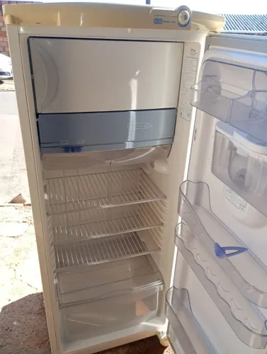 Vendo geladeira 127 Woltt funcionando 