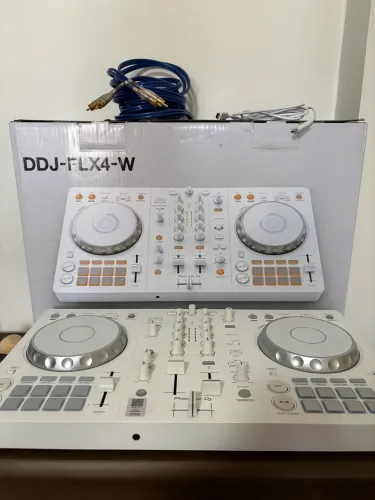FLX4 Nova + Fone de Ouvido DJ