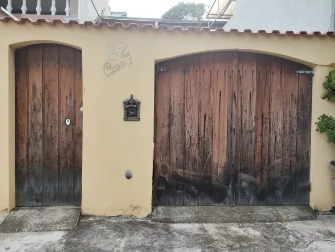 Portão de garagem e social, usado, de tábua de assoalho de ipê.