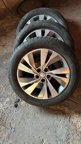 Vende-se rodas de liga leve do Polo e virtus obs 5 furos