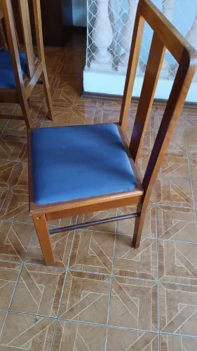Mesa maciça com 6 cadeiras