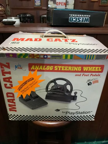 Volante Mad Catz Analog Steering Wheel + Pedais para PlayStation 1 (Novo na Caixa!)