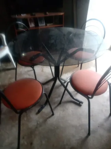 MESA COM CADEIRAS - interessados falar com Reginaldo 99 9  * (whatsapp)