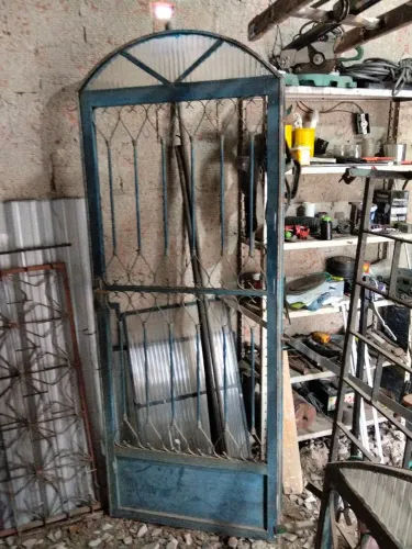 Vendo uma porta colonial em ferro com vidros incolor canelado