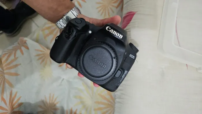 Canon 80d + 3 baterias e carregador