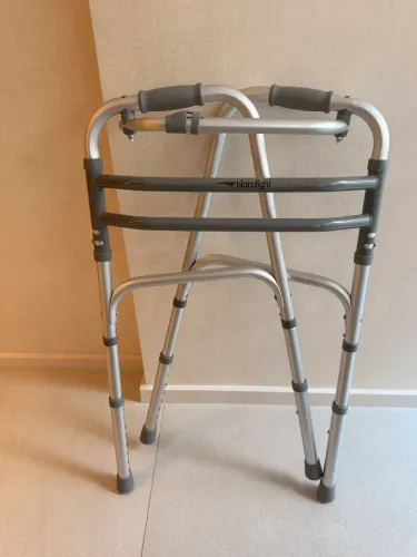 Andador Hidrolight de Alumínio Dobrável até 130 kg - Pouco Uso
