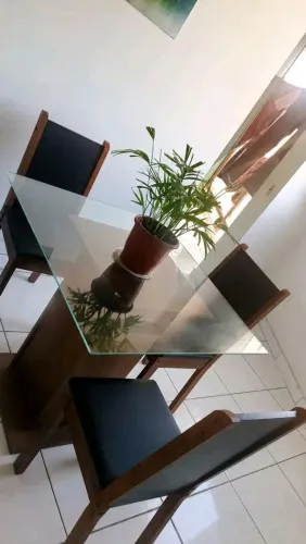 Mesa com 4 cadeiras