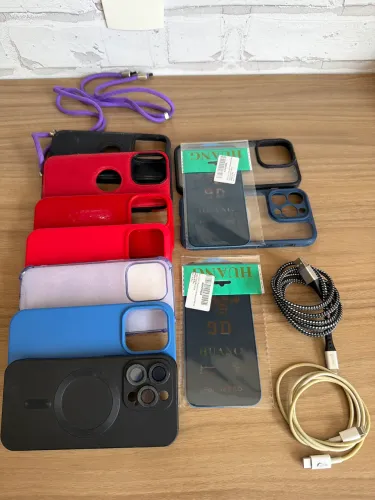 Acessórios usados iPhone 14 Pro (9 capas, 2 películas + 2 cabos)
